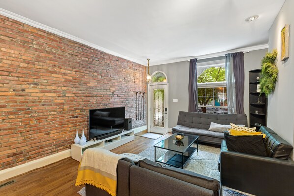Smart TV - Pristine Townhouse With Rooftop Deck Near Canton! (Baltimore)