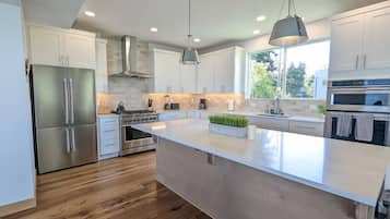 House | Private kitchen | Full-sized fridge, microwave, oven, stovetop