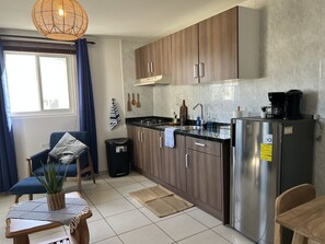 ثلاجة، ميكروويف، موقد طهي مسطح، ماكينة لصنع القهوة/الشاي