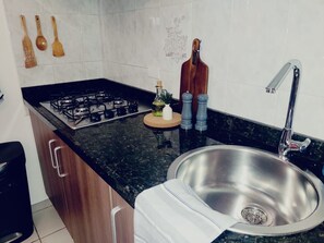 ثلاجة، ميكروويف، موقد طهي مسطح، ماكينة لصنع القهوة/الشاي