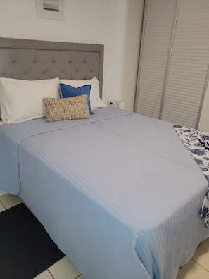 1 غرفة نوم ومكواة/لوح كي وواي فاي مجانًا وملاءات أسرّة