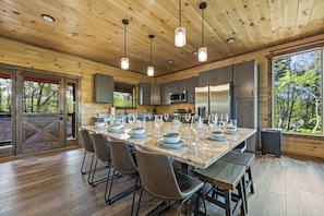 Une cuisine spacieuse avec des meubles en bois, un îlot central et des luminaires suspendus.