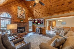 Televisión y chimenea 