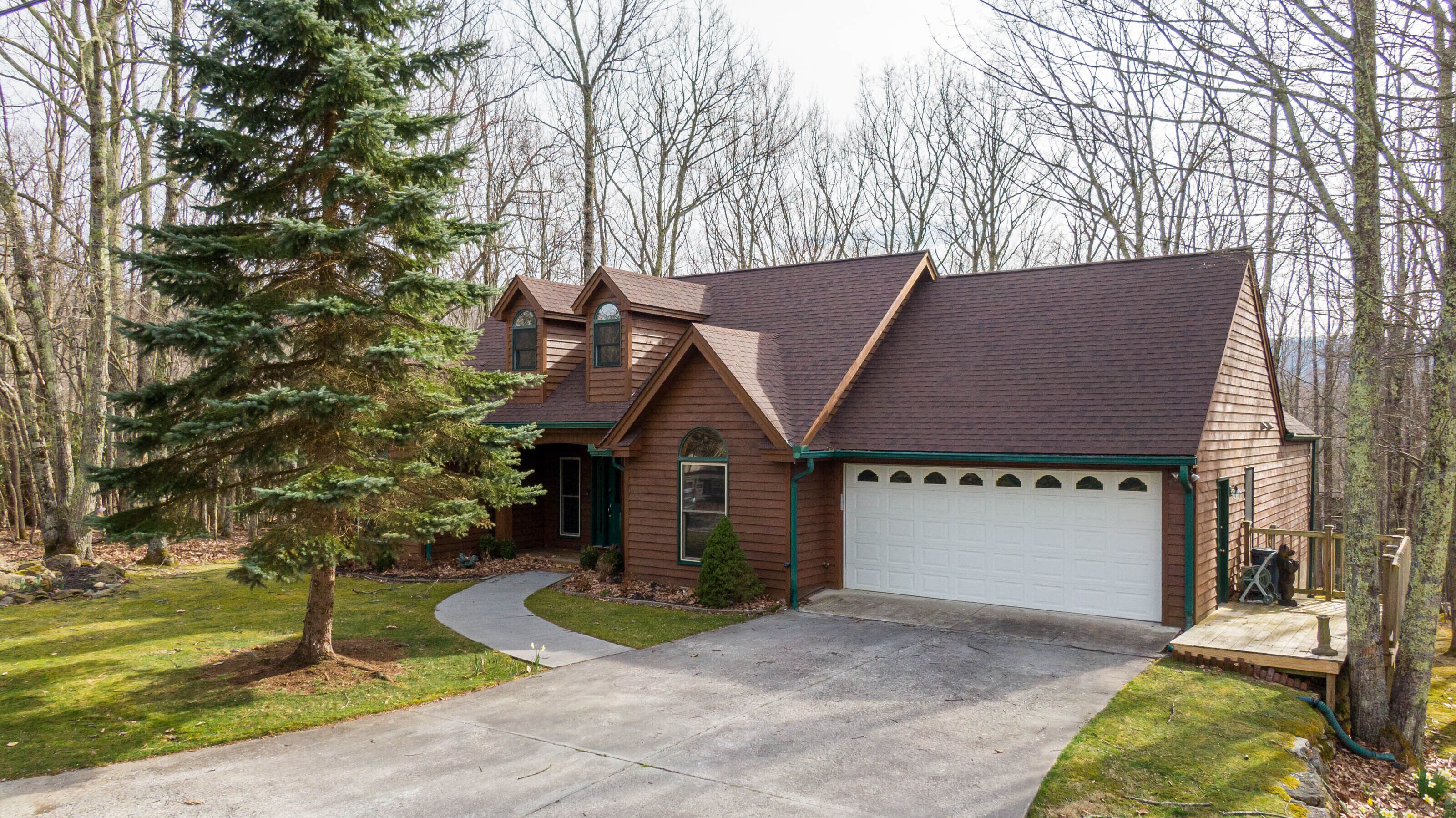 White Tail Cottage - Pet Friendly, Hot Tub, Firepit, 7 Minutes to Skiing!