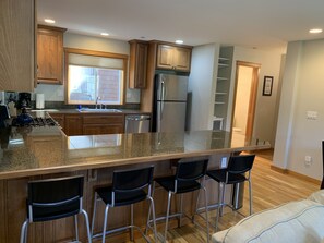 Casa de ciudad | Cocina privada | Refrigerador con congelador, microondas, horno y parrilla de estufa 