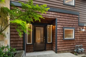 Exterior - Seattle Vacation Home - The Port (Seattle)