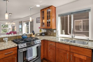 Casa geminada | Cozinha privada | Geladeira grande, micro-ondas, fogão, cooktop