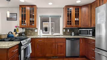 Townhome | Private kitchen | Full-sized fridge, microwave, oven, stovetop