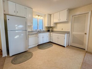 ثلاجة، ميكروويف، فرن، موقد طهي مسطح