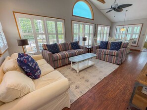 TV, DVD-spiller og stereoanlegg