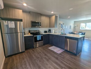 Casa de ciudad | Cocina privada | Refrigerador con congelador, microondas, horno y parrilla de estufa 