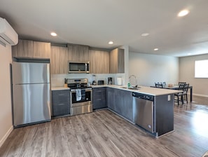 Casa de ciudad | Cocina privada | Refrigerador con congelador, microondas, horno y parrilla de estufa 
