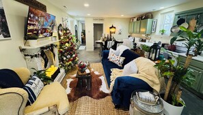 Smart TV, fireplace - Green Cottage Farm Stay & Food (Gardner)