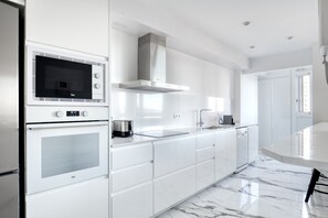 Geladeira, micro-ondas, fogão, cooktop