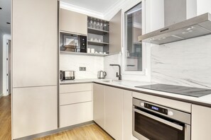 Fridge, microwave, oven, stovetop - Renovated Sagrada Familia 1BR w/ Roof Access, by Blueground (Barcelona)