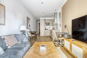 TV, stereo - Renovated Sagrada Familia 1BR w/ Roof Access, by Blueground (Barcelona)