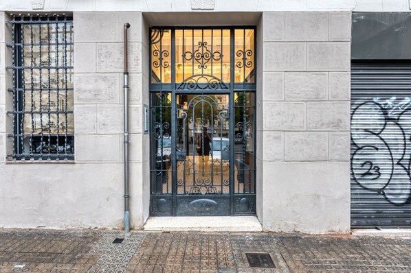 Exterior detail - Renovated Sagrada Familia 1BR w/ Roof Access, by Blueground (Barcelona)