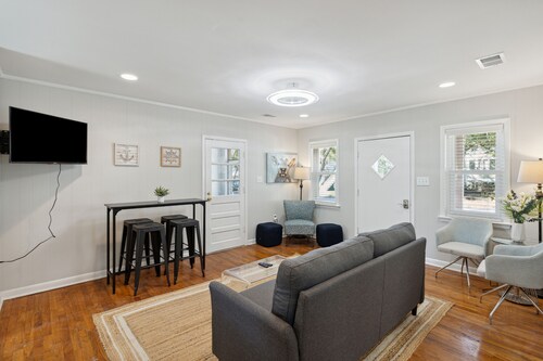 207 W Cooper - The Coop - Cute Folly Cottage in Central Location - Pets Considered