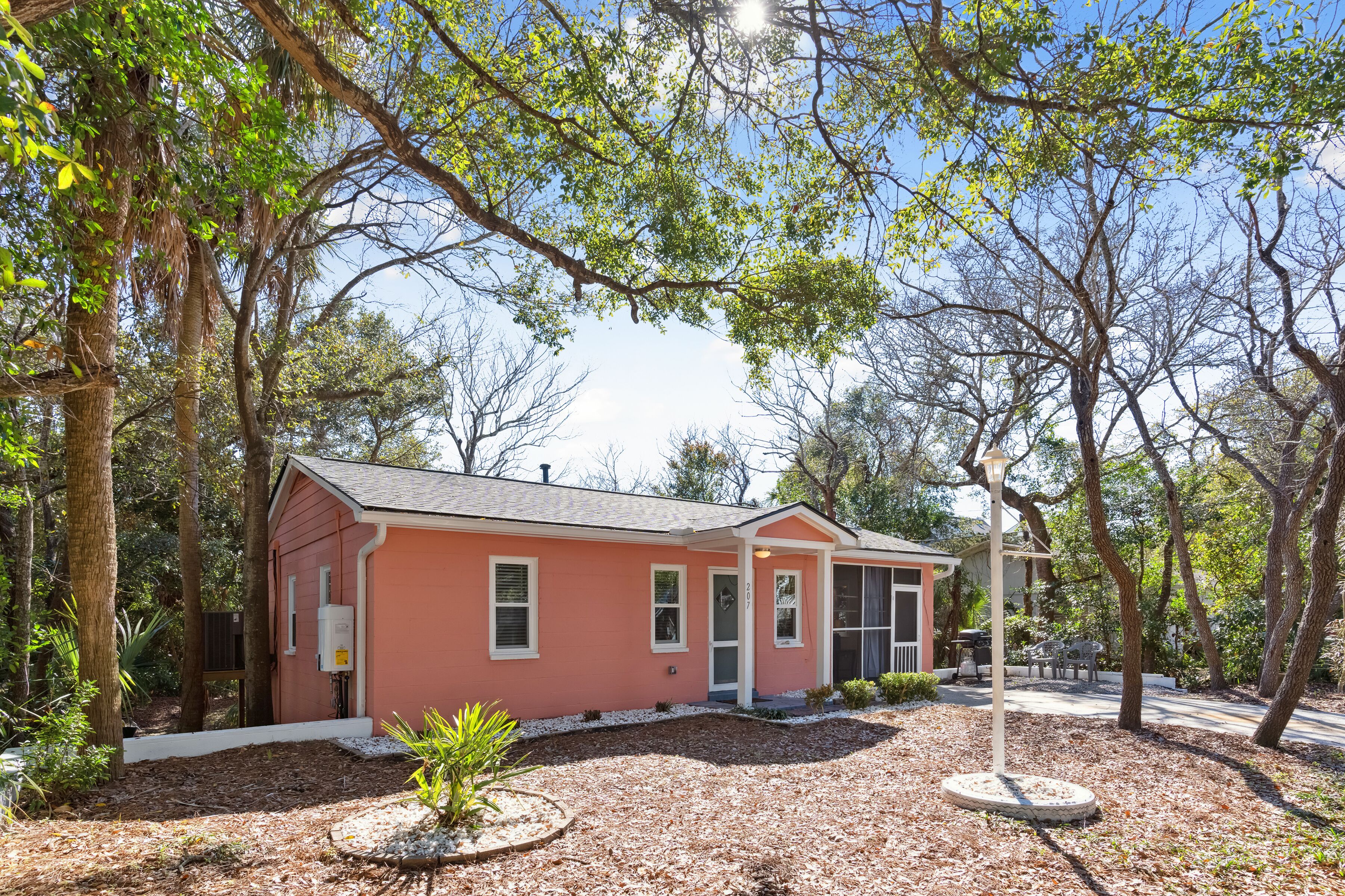 207 W Cooper - The Coop - Cute Folly Cottage in Central Location