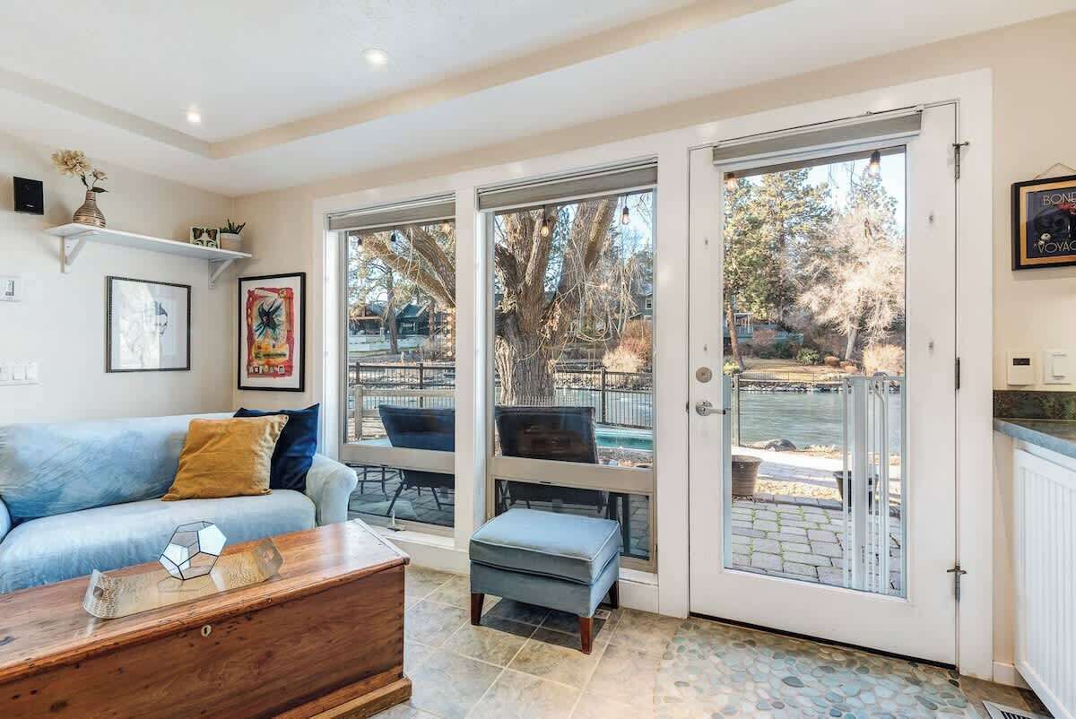 Fernseher, Kamin, Bücher