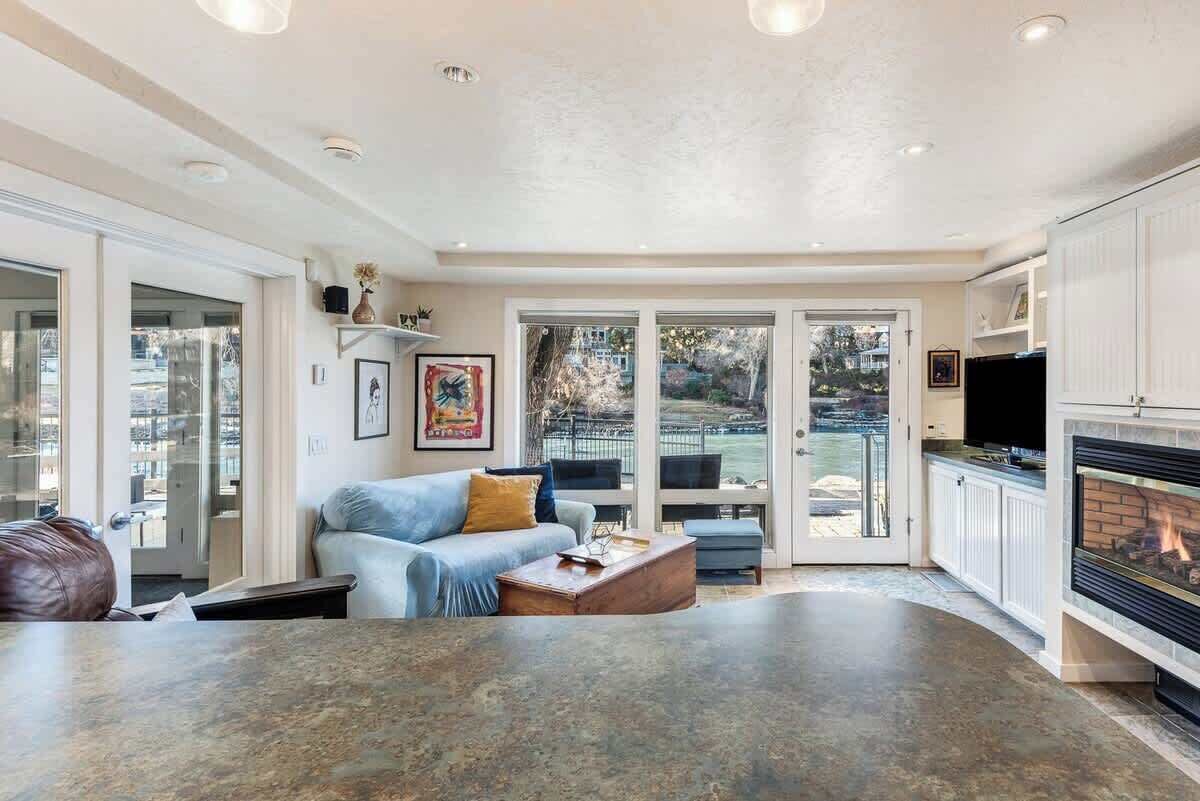 Fernseher, Kamin, Bücher