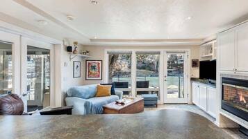 Fernseher, Kamin, BĂŒcher