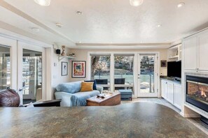 Fernseher, Kamin, Bücher