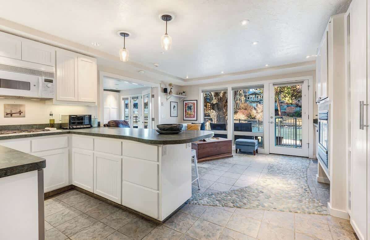 Réfrigérateur, micro-ondes, plaque de cuisson, lave-vaisselle