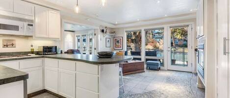 Réfrigérateur, micro-ondes, plaque de cuisson, lave-vaisselle