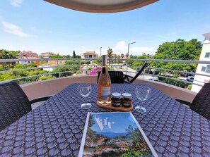 Outdoor dining - Beautiful apartment for 5 guests with A/C, WIFI and balcony (Fréjus)