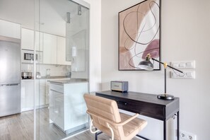 Fridge, microwave, oven, stovetop - Spacious 2BR in Tetuán, by Blueground (Madrid)