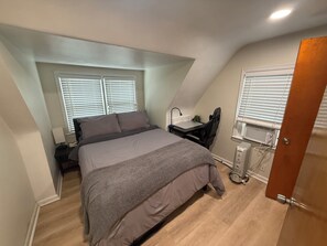 2 dormitorios, escritorio, tabla de planchar con plancha y wifi