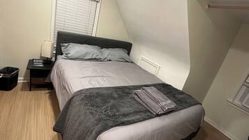 2 bedrooms, desk, iron/ironing board, WiFi