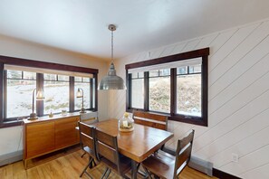 Dining - Cozy ski retreat with pool, hot tub, sauna, balcony & mountain views (Steamboat Springs)