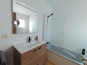 Bathtub, towels