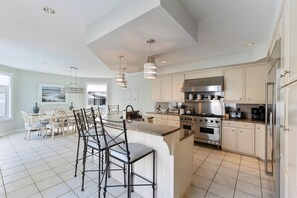 Fridge, oven, dishwasher, coffee/tea maker