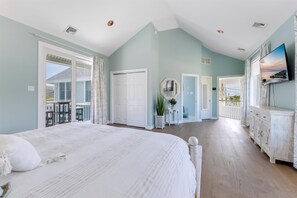 5 slaapkamers, een bureau, een strijkplank/strijkijzer, reisbedje