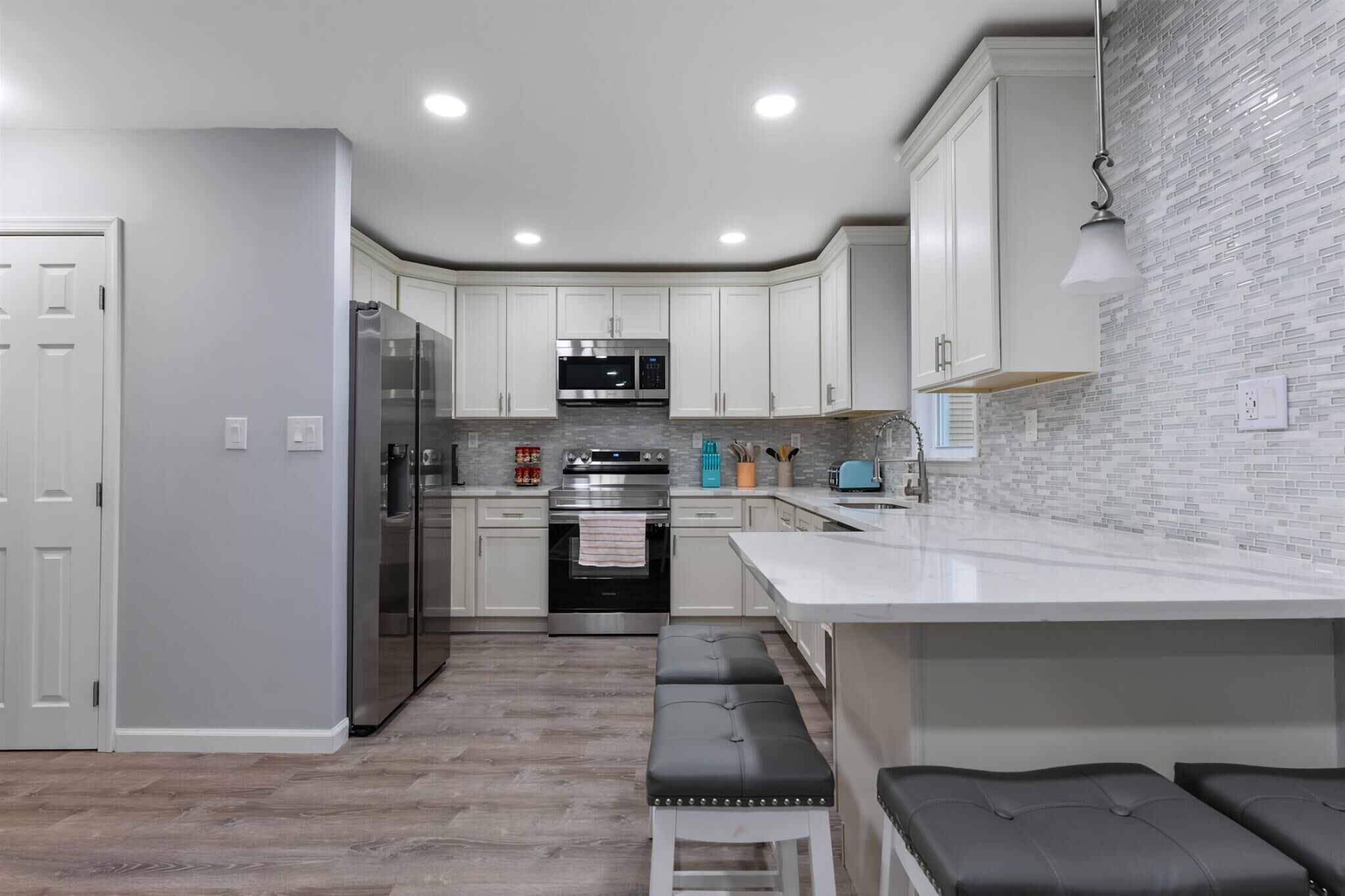 Fridge, oven, dishwasher, coffee/tea maker