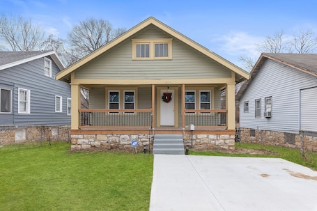 Exterior. Cozy Midtown Home • 10 Min to Downtown KC, 12 Min to Arrowhead & world cup.