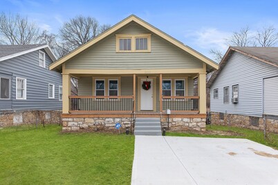 Cozy Midtown Home • 10 Min to Downtown KC, 12 Min to Arrowhead & world cup.