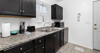 Cozy midtown home 10 minutes to downtown Kansas City.