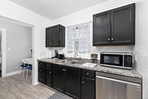 Frigorífic, microones, forn i placa de cuina