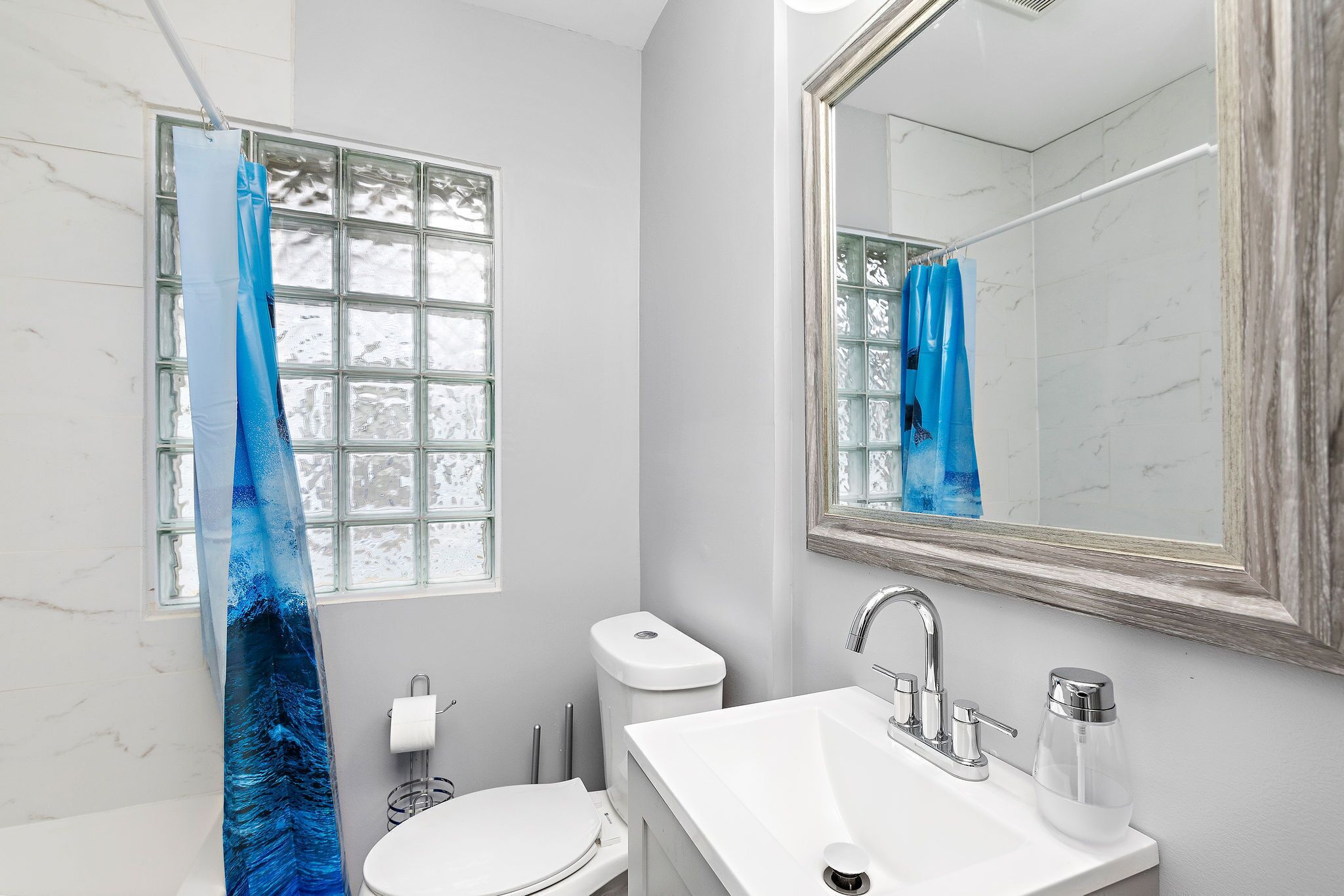 Haartrockner, Handtücher, Seife, Shampoo