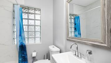 Sèche-cheveux, serviettes fournies, savon, shampoing