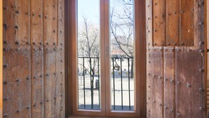 Una porta in legno con elementi metallici e una finestra.