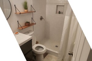 Luxury Duplex | Bathroom | Shower, hair dryer, towels, soap
