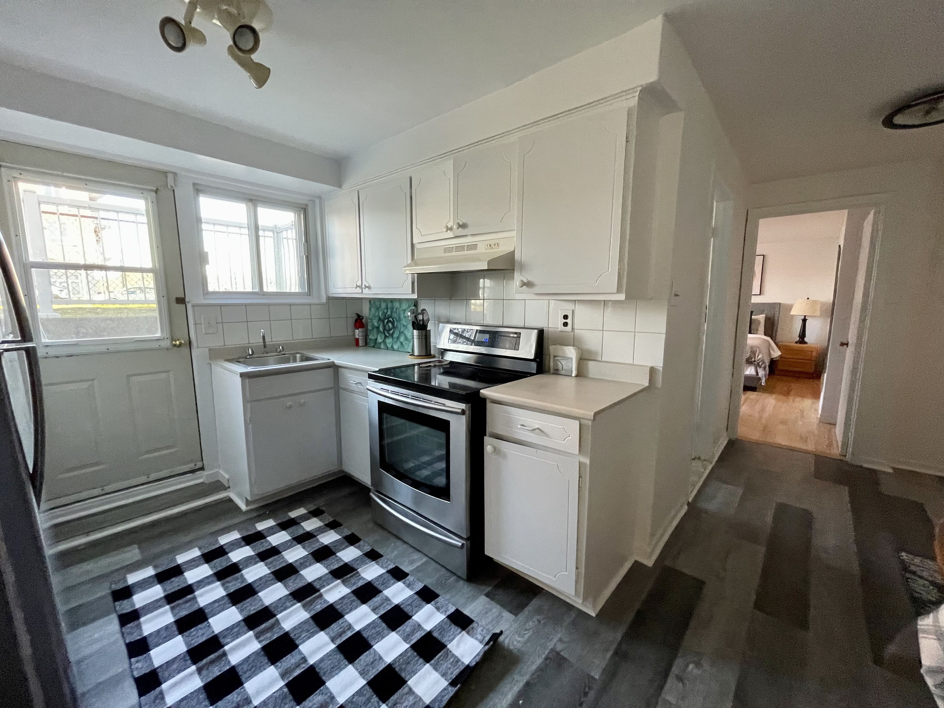 Réfrigérateur, four, plaque de cuisson, grille-pain