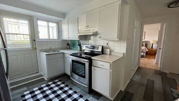 Réfrigérateur, four, plaque de cuisson, grille-pain