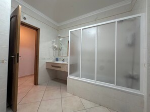 Combinazione doccia/vasca, asciugacapelli, asciugamani, sapone