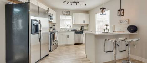 Kühlschrank, Mikrowelle, Ofen, Herdplatte